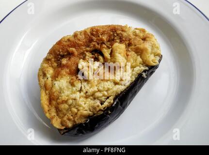 La cuisine grecque. Aubergine farcie. Papoutsakia Banque D'Images