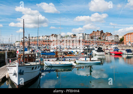 Les bateaux de plaisance amarrés dans le port de Ramsgate, dans le Kent. Banque D'Images