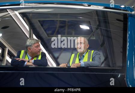 Leader du travail Jeremy Corbyn (droite) et leader travailliste écossais Richard Leonard, lors d'une visite à l'Alexander Dennis fabricant de bus dans la région de Falkirk faire campagne sur leur partie 'construire en Grande-Bretagne" politique. Banque D'Images