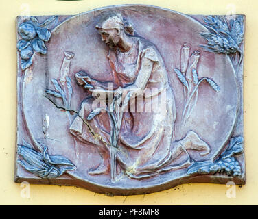 Relief dans le style du réalisme socialiste sur un bâtiment construit dans les années 1950 pour les gardes-frontières, Domazlice, République Tchèque Banque D'Images