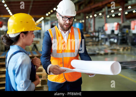 Engineer Holding Blueprints Banque D'Images