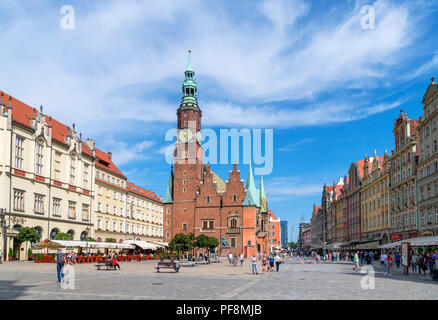 Wroclaw, Vieille Ville (Stare Miasto). La place du marché (Rynek we Wrocławiu) vers l'Ancien hôtel de ville (Ratusz), Wroclaw, Pologne Banque D'Images