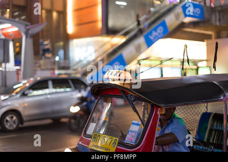 Jan11,2016 : Bangkok Thaïlande - 5778 Plaque d'Thaï Tuk-Tuk sur parking sur la rond avec logo in vivo en arrière-plan. Banque D'Images