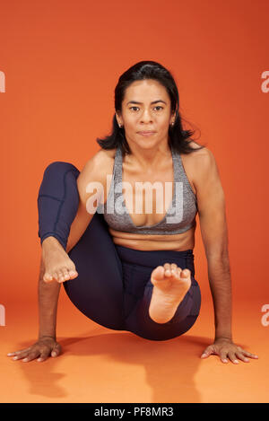 Asana yoga échelle woman show sur fond de studio Banque D'Images