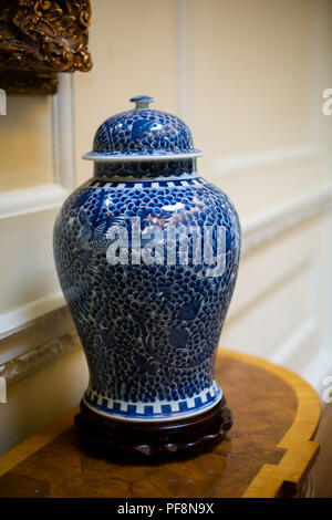 Close up of antique chinois bleu et blanc sur une urne bahut noyer Banque D'Images