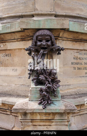 Détail d'un masque grec en bronze sur le monument Gower dans les jardins Bancroft du théâtre Shakespeare, Stratford-upon-Avon, Angleterre Banque D'Images