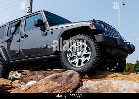 Noblesville - Circa 2018 Août : Jeep Wrangler sur l'affichage à un Concessionnaire Chrysler Jeep. Les filiales d'ACF sont Chrysler, Dodge, Jeep, Ram, Mopa Banque D'Images