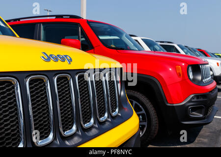 Noblesville - Circa 2018 Août : Jeep Renegade sur l'affichage à un Concessionnaire Chrysler Jeep. Les filiales d'ACF sont Chrysler, Dodge, Jeep, Ram, Mopa Banque D'Images