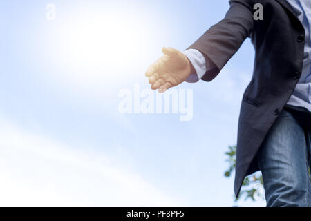 Concept à part pour aider quelqu'un avec ciel bleu Banque D'Images