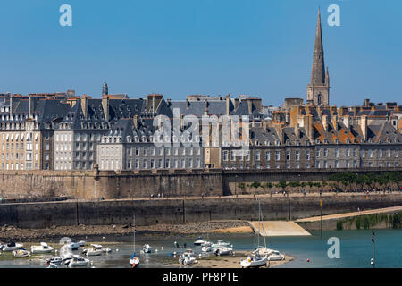 La ville close et le port de Saint Malo sur la côte de la Manche en Bretagne, nord-ouest de la France. Banque D'Images