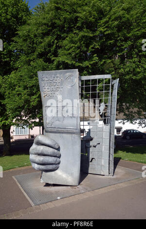 La carte & mains sculpture à l'ouverture officielle de la chemin côtier du sud-ouest sur la promenade de Minehead, Somerset, England, UK. Banque D'Images