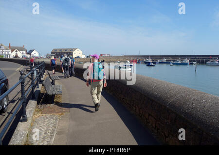 Les marcheurs à Minehead Harbour au début de la South West Coastal Path dans le Somerset, England, UK. Banque D'Images