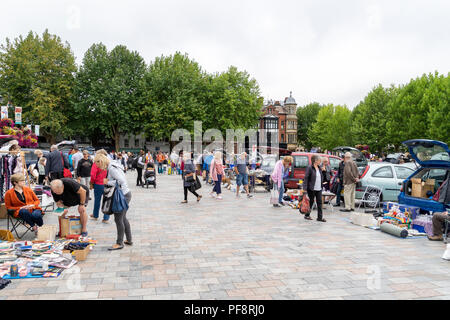 Les gens à un vide grenier à Salisbury place du marché UK Banque D'Images