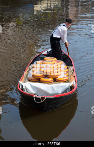 Alkmaar, Pays-Bas - 01 juin 2018 : Transport de Gouda en bateau de et pour le marché aux fromages d'Alkmaar Banque D'Images