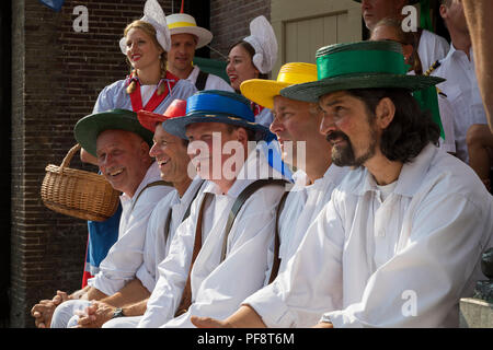 Alkmaar, Pays-Bas - 20 juillet 2018 : Groupe de transporteurs de fromage en face de la Waag building en attendant le début de son marché aux fromages Banque D'Images