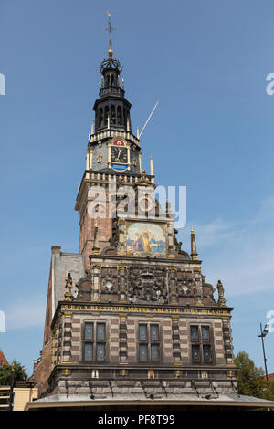 Alkmaar, Pays-Bas - 20 juillet 2018 : Façade avec la tour de l'édifice historique Waag, clou, un monument national historique Banque D'Images