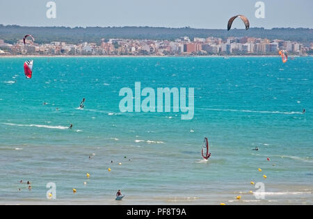 PALMA DE MAJORQUE, ESPAGNE - 20 juillet 2012 : Turquoise Playa de Palma rempli de kitesurfers sur une journée ensoleillée le 20 juillet 2012 à Majorque, en Espagne. Banque D'Images