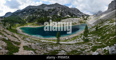 La Vallée des Lacs du Triglav (Dolina Dolina sedmerih Triglavskih jétser ; jétser) est une vallée dans les Alpes Juliennes en Slovénie qu'est l'hébergement de plusieurs lacs. Banque D'Images