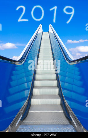 D'atteindre la nouvelle année 2019 sur un escalier ou un escalier mécanique en mouvement dans un ciel bleu clair. Photo Concept de succès et d'atteindre des objectifs sur une surface lisse et facile Banque D'Images