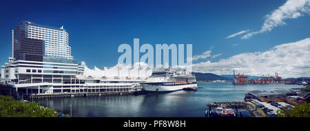 Celebrity Millennium bateau de croisière amarré en face du centre des congrès de Vancouver, Canada Place, le Downtown Eastside de Vancouver, Colombie-Britannique, C Banque D'Images