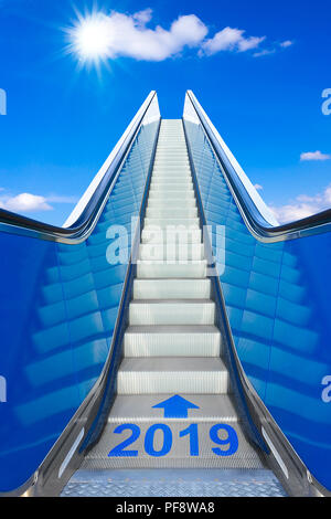 D'atteindre la nouvelle année 2019 sur un escalier ou un escalier mécanique en mouvement dans un ciel bleu clair. Photo Concept de succès et d'atteindre des objectifs sur une surface lisse et facile Banque D'Images