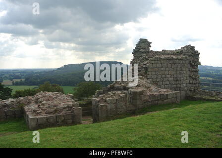 Château médiéval de Beeston, à la frontière gallois-anglais. Ruines anciennes se dressant au-dessus de la magnifique campagne rurale du Cheshire. Un jour d'été tardif. Banque D'Images