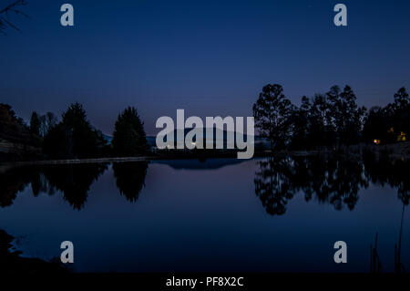 Un paysage sombre crépuscule du soir d'un lac inconnu à Underberg près de Sani Pass dans un endroit appelé Meadow Lane country cottages Banque D'Images