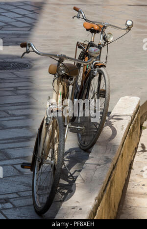 Deux bicyclettes rétro vintage ou s'appuyant sur un mur Banque D'Images