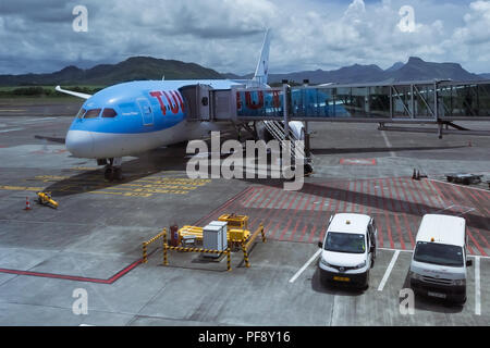 Port Louis, Maurice - le 19 février 2018 - Boeing 787 Dreamliner nommé 'Dream bouilloire', exploité par TUI travel company, prépare pour l'embarquement Banque D'Images