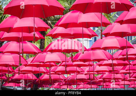 Port Louis, Maurice - le 12 février 2018 - créer de l'ombre des parasols sur la rue en Caudan Waterfront, principal quartier commerçant de la capitale Banque D'Images