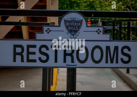 Los Angeles, Californie, USA, juin, 15, 2018 : vue extérieure de restroom sign situé à l'entrée d'un bâtiment avec un symbole emblématique cité adjacents dans une structure métallique Banque D'Images