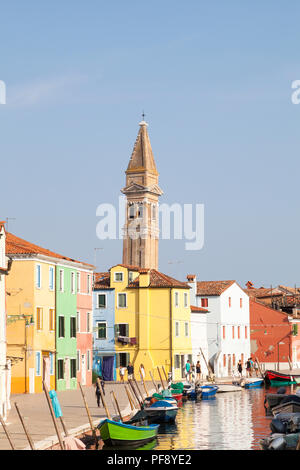 Coucher du soleil dans le pittoresque village de pêcheurs sur l'île de Burano, Venise, Vénétie, Italie Banque D'Images