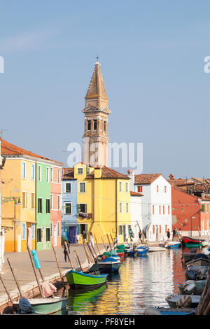 Coucher du soleil dans le pittoresque village de pêcheurs sur l'île de Burano, Venise, Vénétie, Italie Banque D'Images