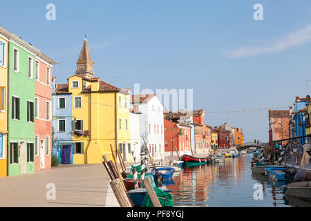 Coucher du soleil dans le pittoresque village de pêcheurs sur l'île de Burano, Venise, Vénétie, Italie Banque D'Images