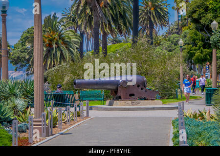 Los Angeles, Californie, USA, juin, 15, 2018 : les touristes non identifiés dans la Santa Monica cannon park et d'oiseaux de paradis Banque D'Images