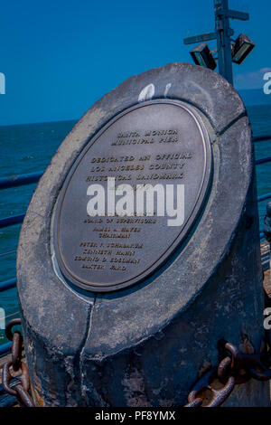 Los Angeles, Californie, USA, juin, 15, 2018 : monument de pierres avec une courte leyend de monument historique en mai 1975 à la jetée de la plage de Santa Monica en Californie USA Banque D'Images