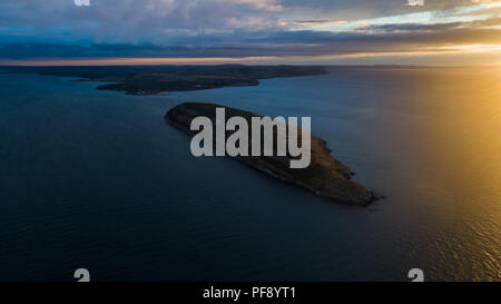 Vue aérienne de l'île de macareux et Penmon Phare à Anglesey, au Pays de Galles, Royaume-Uni Banque D'Images