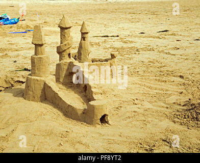 Élaborer Sandcastle sur une plage de sable doré Banque D'Images