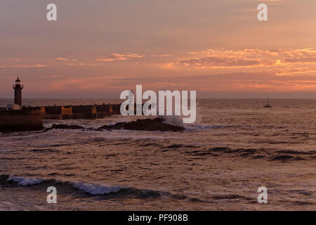 La bouche de la rivière Douro jetées du port et les phares au crépuscule orange Banque D'Images