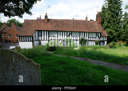 Church Cottage, Hatfield, Hertfordshire, est un cadre en bois datant de la fin du 16e siècle, debout dans le cimetière de St Etheldreda's Banque D'Images