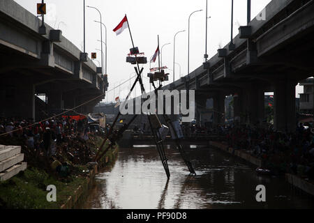 L'Est de Jakarta, Indonésie. Août 19, 2018. Les citoyens de l'Est de Jakarta, Melayu Cipinang, animé le 73e jour de l'indépendance de l'Indonésie avec la célébration de l'ascension (Panjat pinang Pinang), dans le Kalimalang le débit de la rivière, le dimanche (08/19/2018). Widyo Rumpoko Crédit : Kuncoro/Pacific Press/Alamy Live News Banque D'Images