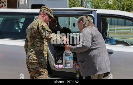 La Garde nationale de l'Oregon La CPS. Joshua White, avec une compagnie, 141e Bataillon de soutien de la Brigade d'infanterie, 41ème Brigade Combat Team, distribue de l'eau propre aux citoyens à Salem, Oregon le 2 juin 2018. L'opération a été un effort conjoint de Marion County, ville de Salem, Oregon Bureau de gestion des mesures d'urgence et le département militaire de l'Oregon. Gouverneur Kate Brown activé la garde nationale de l'Oregon avec une déclaration de situation d'urgence à la suite de la contamination de l'eau potable Comité consultatif en raison de la présence d'algues bleu-vert dans le lac de Detroit sources d'eau. (Garde nationale Banque D'Images