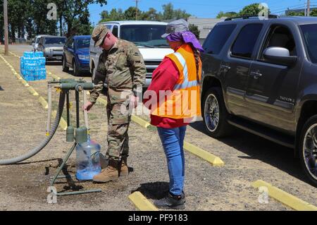 La Garde nationale de l'Oregon La CPS. Joshua White, avec une compagnie, 141e Bataillon de soutien de la Brigade d'infanterie, 41ème Brigade Combat Team, distribue l'eau potable aux citoyens de Salem, Oregon, le 2 juin 2018. L'opération a été un effort conjoint de Marion County, ville de Salem, Oregon Bureau de gestion des mesures d'urgence et le département militaire de l'Oregon. Gouverneur Kate Brown activé la garde nationale de l'Oregon avec une déclaration de situation d'urgence à la suite de la contamination de l'eau potable Comité consultatif en raison de la présence d'algues bleu-vert dans le lac de Detroit sources d'eau. (Garde nationale Banque D'Images