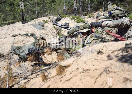 Justin cadets Roney, avec d'autres soldats des États-Unis et de la Lettonie pendant l'exercice d'incendie retour grève 18 Sabre à Adazi, base de la Lettonie le 5 juin 2018. Cet exercice est la huitième édition de l'armée américaine de longue date par l'Europe de la formation coopérative exercice visant à accroître l'interopérabilité entre les alliés et les partenaires régionaux. Il est l'un des Cadets de 40 membres et plusieurs écoles qui participent à l'exercice 3-15 Juin, 2018 en vertu de l'armée américaine la compréhension culturelle et Programme de leadership. Roney est de Saint Joseph, au Michigan, et est étudiant à l'étude des relations internationales de l'État du Michigan. Banque D'Images