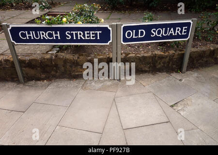 La fusion de deux routes et Church Street, Old Street le nom de la route panneaux dans la ville de marché animée de Warwick, Warwickshire Banque D'Images