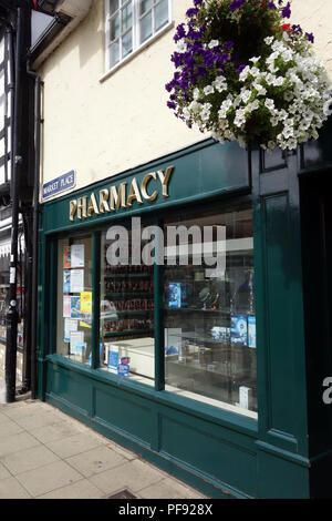 Jolie pharmacy shop front dans la zone piétonne de la ville de marché animée Centre de Warwick, Warwickshire Banque D'Images