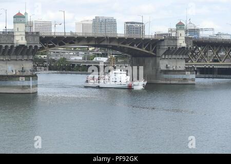 PORTLAND, OREGON (7 juin 2018) Le United States Coast Guard Cutter Orcas (WPB 1327) se prépare à tirer dans le port de Portland, Ore., pour la semaine du Festival. Le festival de Portland et la Fleet Week sont une célébration de la mer avec des services marins, marines, et les membres de la Garde côtière des États-Unis et du Canada faisant de la ville un port d'escale. Banque D'Images