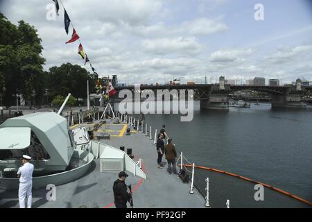 PORTLAND, OREGON (7 juin 2018) Le United States Coast Guard Cutter Orcas (WPB 1327) se prépare à tirer dans le port de Portland, en Oregon, pour la semaine du Festival. Le festival de Portland et la Fleet Week sont une célébration de la mer avec des services marins, marines, et les membres de la Garde côtière des États-Unis et du Canada faisant de la ville un port d'escale. Banque D'Images