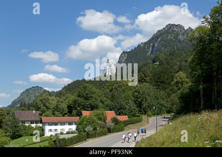 Château de Neuschwanstein Hohenschwangau ville avec en arrière-plan, l'Allgaeu, Bavaria, Germany Banque D'Images