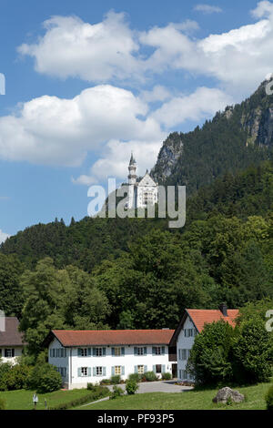 Château de Neuschwanstein Hohenschwangau ville avec en arrière-plan, l'Allgaeu, Bavaria, Germany Banque D'Images